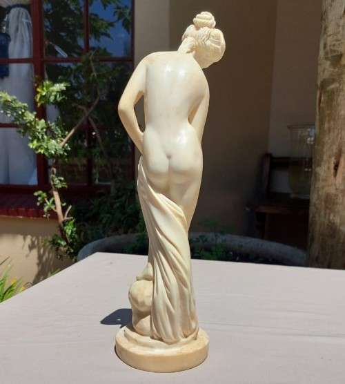 CLASSICAL NUDE FEMALE VENUS RESIN STATUE 36CM HIGH