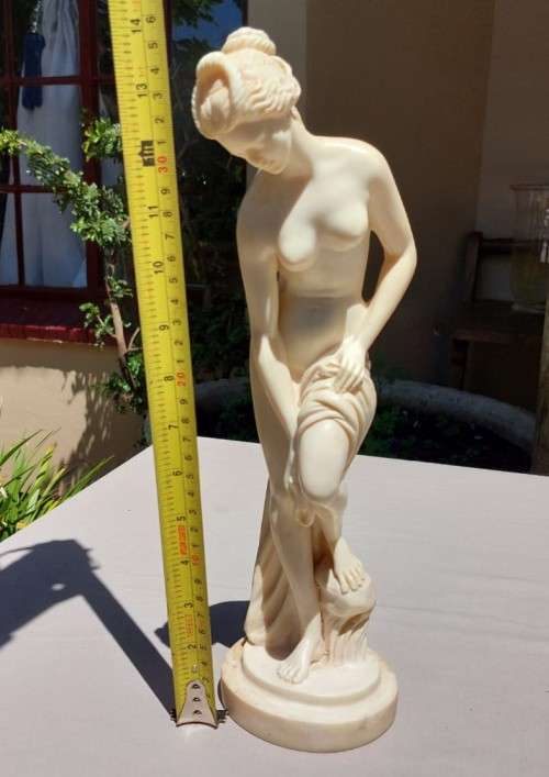 CLASSICAL NUDE FEMALE VENUS RESIN STATUE 36CM HIGH
