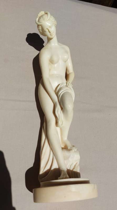 CLASSICAL NUDE FEMALE VENUS RESIN STATUE 36CM HIGH