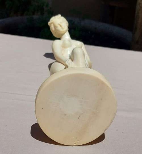 CLASSICAL NUDE FEMALE VENUS RESIN STATUE 36CM HIGH