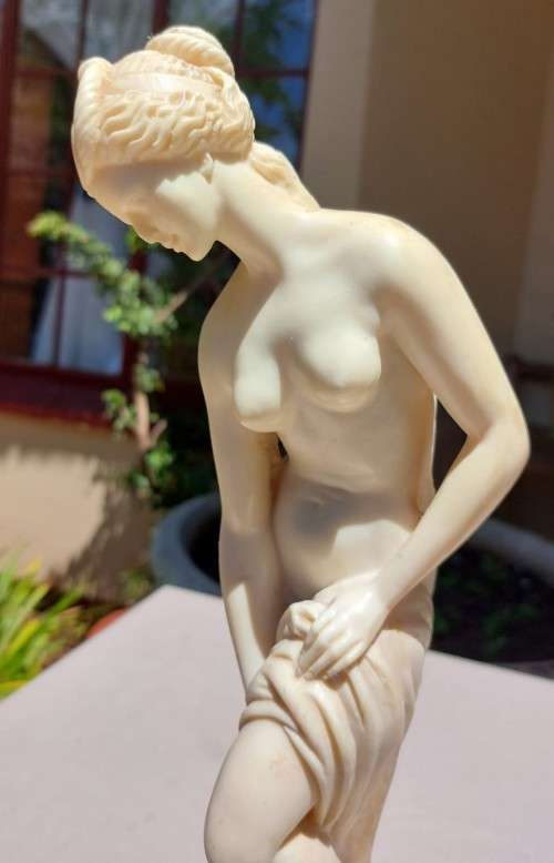 CLASSICAL NUDE FEMALE VENUS RESIN STATUE 36CM HIGH