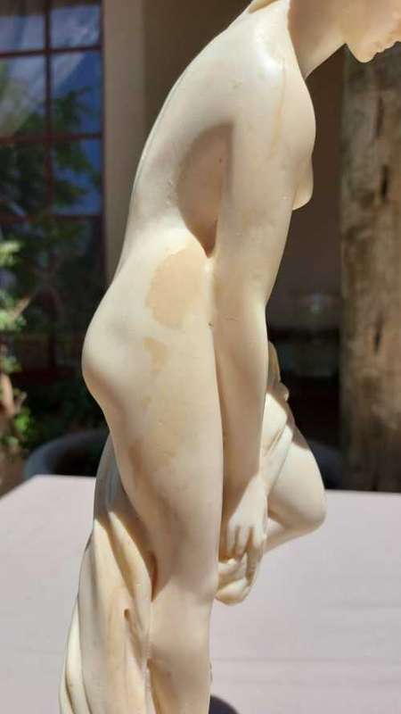CLASSICAL NUDE FEMALE VENUS RESIN STATUE 36CM HIGH