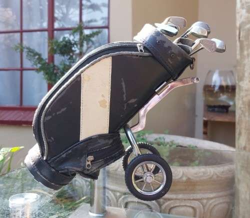 HOLE IN ONE MINIATURE (25CM HIGH) GOLF BAG PHONE WITH CLUBS AND WHEELS