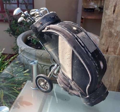 HOLE IN ONE MINIATURE (25CM HIGH) GOLF BAG PHONE WITH CLUBS AND WHEELS