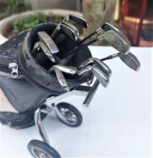 HOLE IN ONE MINIATURE (25CM HIGH) GOLF BAG PHONE WITH CLUBS AND WHEELS