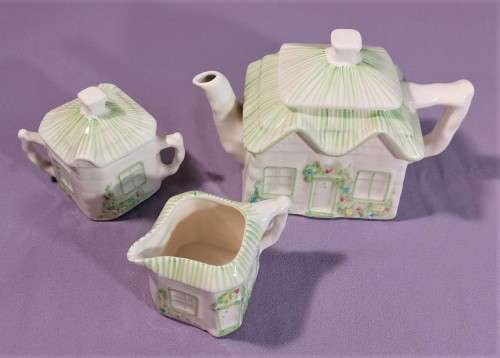 COUNTRY COTTAGE CERAMIC TEA SET: TEAPOT, SUGAR BOWL AND CREAMER