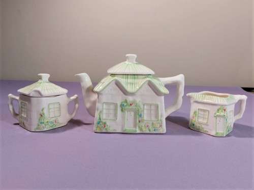 COUNTRY COTTAGE CERAMIC TEA SET: TEAPOT, SUGAR BOWL AND CREAMER