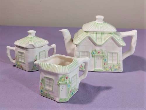 COUNTRY COTTAGE CERAMIC TEA SET: TEAPOT, SUGAR BOWL AND CREAMER