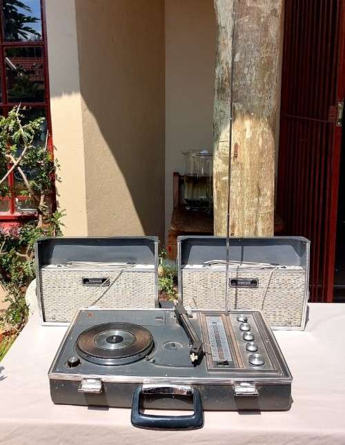 ICONIC 1968 NATIONAL JAPAN PORTABLE SUITCASE FM-AM RADIO RECORD PLAYER SG-760F  RADIO WORKING GREAT