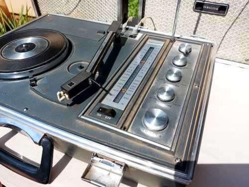 ICONIC 1968 NATIONAL JAPAN PORTABLE SUITCASE FM-AM RADIO RECORD PLAYER SG-760F  RADIO WORKING GREAT