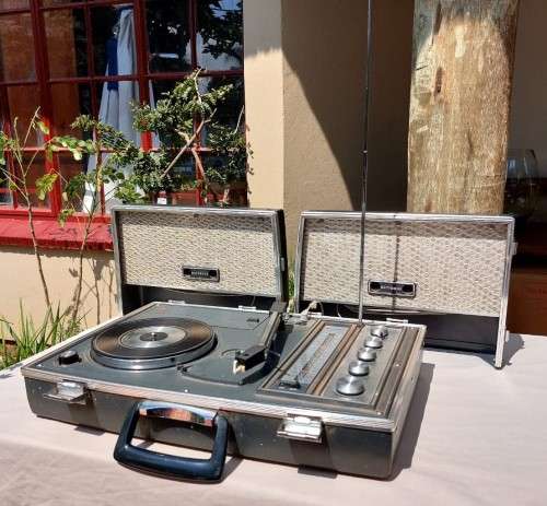 ICONIC 1968 NATIONAL JAPAN PORTABLE SUITCASE FM-AM RADIO RECORD PLAYER SG-760F  RADIO WORKING GREAT
