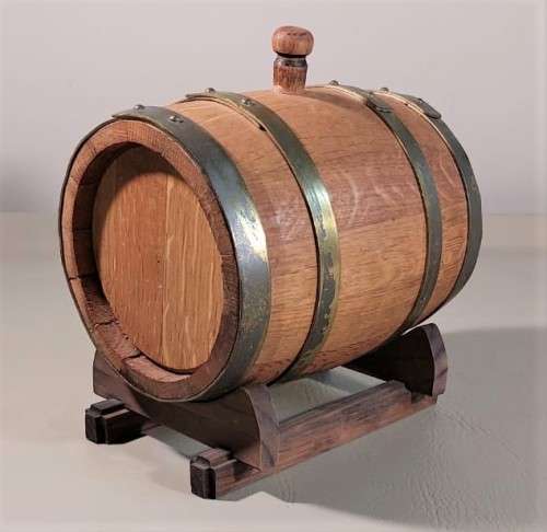 STRIKING OLD WINE OAK CASK WITH BRASS HOOPS AND TAP  TESTED WORKING  SIZE 25CM LONG 26CM HIGH