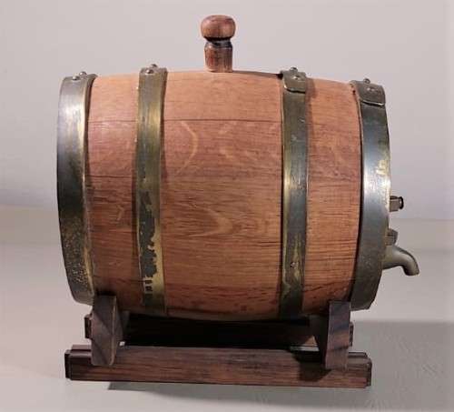 STRIKING OLD WINE OAK CASK WITH BRASS HOOPS AND TAP  TESTED WORKING  SIZE 25CM LONG 26CM HIGH