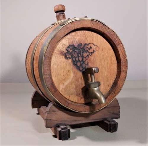 STRIKING OLD WINE OAK CASK WITH BRASS HOOPS AND TAP  TESTED WORKING  SIZE 25CM LONG 26CM HIGH