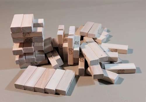 HASBROS CLASSIC JENGA SKYSCRAPER GAME