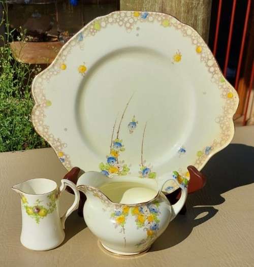 VERY RARE 1930S BY ROYAL APPOINTMENT OF QUEEN MARY OF ENGLAND PARAGON PLATE AND CREAMER SUMMER ROSE