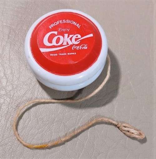 VINTAGE 1980S PROFESSIONAL COCA-COLA YO-YO  CLASSIC BULGE SHAPE - IN GOOD CONDITION