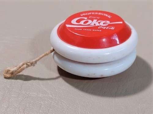VINTAGE 1980S PROFESSIONAL COCA-COLA YO-YO  CLASSIC BULGE SHAPE - IN GOOD CONDITION