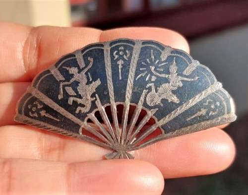 VINTAGE (1950-1965) SIAM STERLING SILVER FAN SHAPED PIN BROOCH WITH BLACK NIELLO ETCHED DANCERS