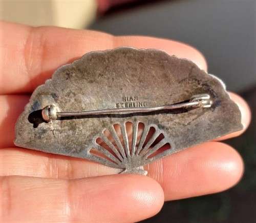 VINTAGE (1950-1965) SIAM STERLING SILVER FAN SHAPED PIN BROOCH WITH BLACK NIELLO ETCHED DANCERS
