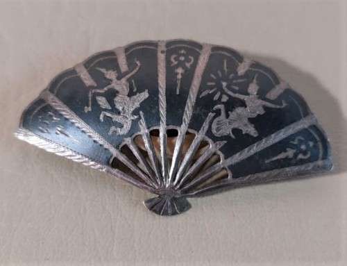 VINTAGE (1950-1965) SIAM STERLING SILVER FAN SHAPED PIN BROOCH WITH BLACK NIELLO ETCHED DANCERS