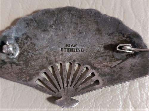 VINTAGE (1950-1965) SIAM STERLING SILVER FAN SHAPED PIN BROOCH WITH BLACK NIELLO ETCHED DANCERS