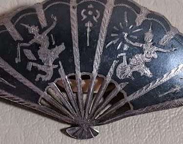 VINTAGE (1950-1965) SIAM STERLING SILVER FAN SHAPED PIN BROOCH WITH BLACK NIELLO ETCHED DANCERS