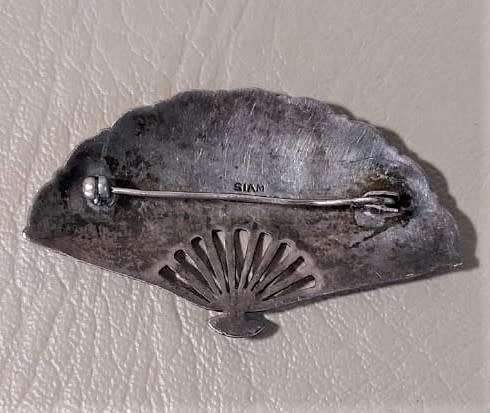VINTAGE (1950-1965) SIAM STERLING SILVER FAN SHAPED PIN BROOCH WITH BLACK NIELLO ETCHED DANCERS