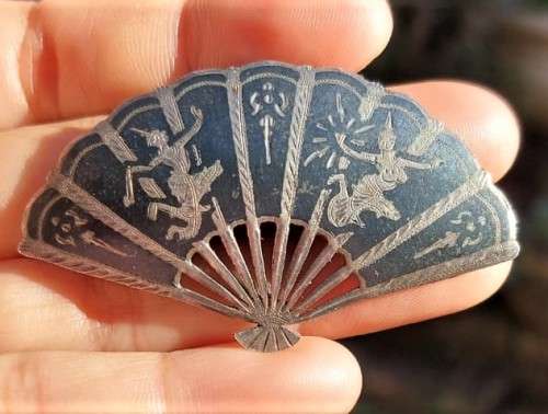 VINTAGE (1950-1965) SIAM STERLING SILVER FAN SHAPED PIN BROOCH WITH BLACK NIELLO ETCHED DANCERS