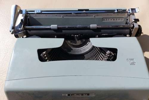 OLIMPIA LETTERA 32 TYPEWRITER  - WORKING! - WITH LOTS OF EXTRAS!  - THE GODFATHERS TYPEWRITER