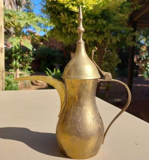 AN INDIAN BRASS DALLAH COFFEE POT (LARGE 22CM HIGH HEAVY)