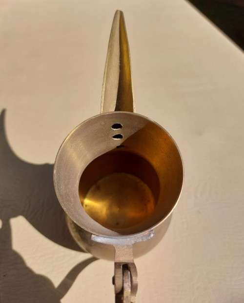 AN INDIAN BRASS DALLAH COFFEE POT (LARGE 22CM HIGH HEAVY)