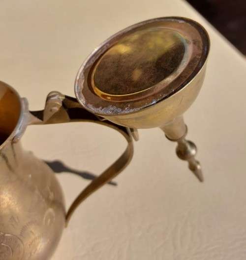 AN INDIAN BRASS DALLAH COFFEE POT (LARGE 22CM HIGH HEAVY)