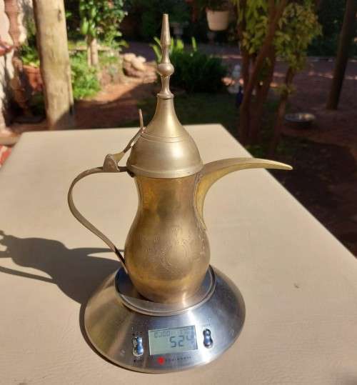 AN INDIAN BRASS DALLAH COFFEE POT (LARGE 22CM HIGH HEAVY)