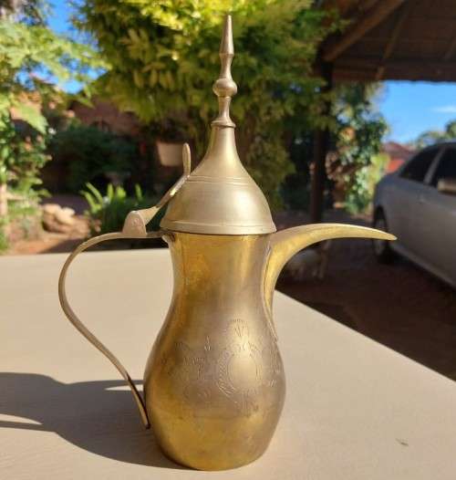 AN INDIAN BRASS DALLAH COFFEE POT (LARGE 22CM HIGH HEAVY)