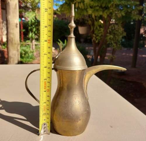 AN INDIAN BRASS DALLAH COFFEE POT (LARGE 22CM HIGH HEAVY)