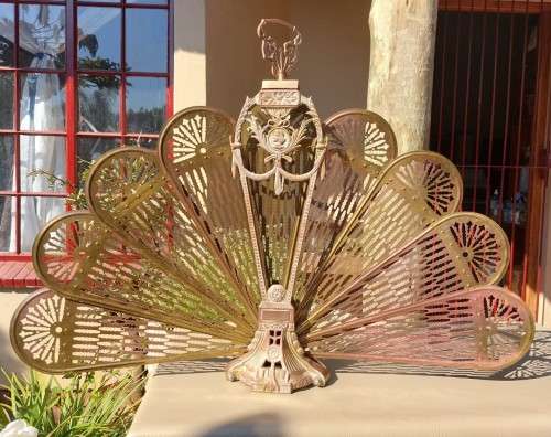 EYE-CATCHING VINTAGE BRASS PEACOCK FAN SHAPED FIRE GUARD