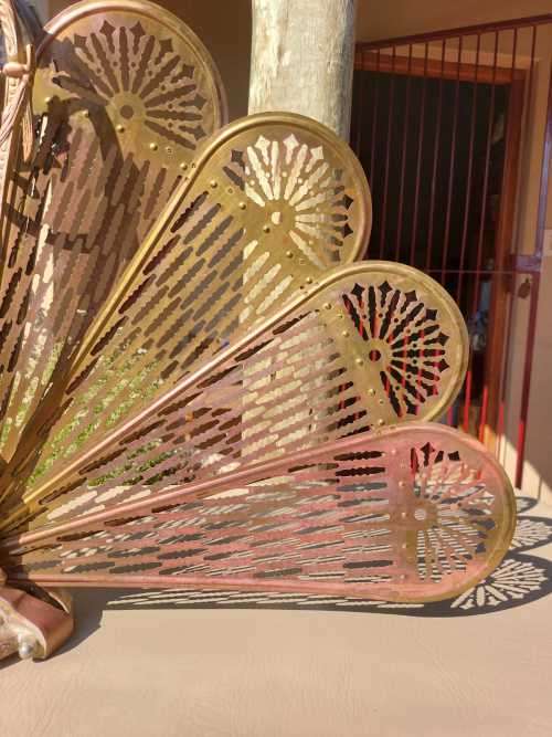 EYE-CATCHING VINTAGE BRASS PEACOCK FAN SHAPED FIRE GUARD