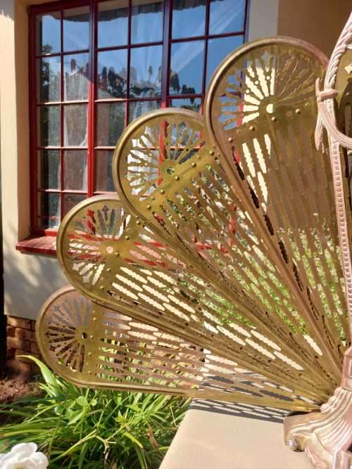 EYE-CATCHING VINTAGE BRASS PEACOCK FAN SHAPED FIRE GUARD