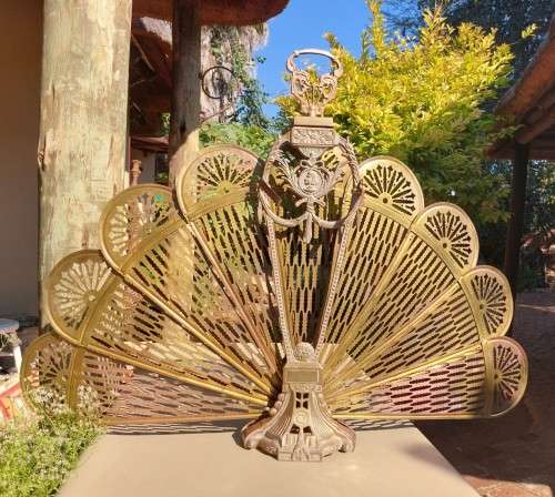 EYE-CATCHING VINTAGE BRASS PEACOCK FAN SHAPED FIRE GUARD