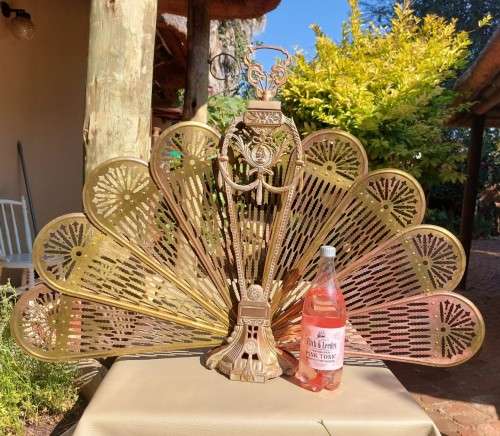 EYE-CATCHING VINTAGE BRASS PEACOCK FAN SHAPED FIRE GUARD