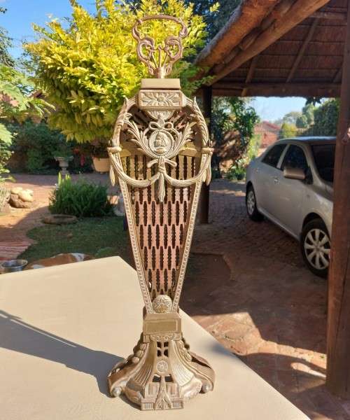EYE-CATCHING VINTAGE BRASS PEACOCK FAN SHAPED FIRE GUARD