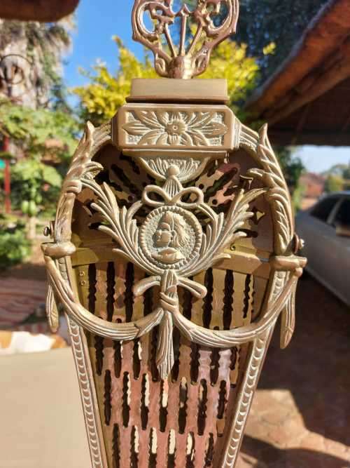 EYE-CATCHING VINTAGE BRASS PEACOCK FAN SHAPED FIRE GUARD