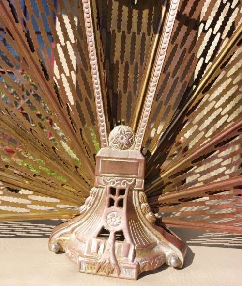 EYE-CATCHING VINTAGE BRASS PEACOCK FAN SHAPED FIRE GUARD