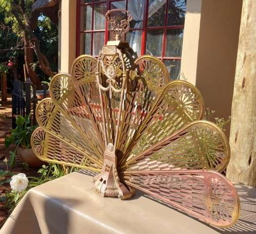 EYE-CATCHING VINTAGE BRASS PEACOCK FAN SHAPED FIRE GUARD