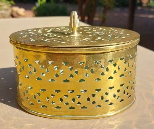 BEAUTIFUL LARGE OVAL PIERCED BRASS POTPOURRI OR TRINKET BOX
