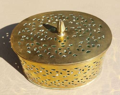 BEAUTIFUL LARGE OVAL PIERCED BRASS POTPOURRI OR TRINKET BOX