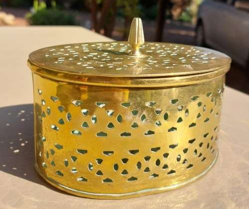 BEAUTIFUL LARGE OVAL PIERCED BRASS POTPOURRI OR TRINKET BOX
