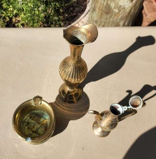 BATCH OF THREE BRASS ITEMS
