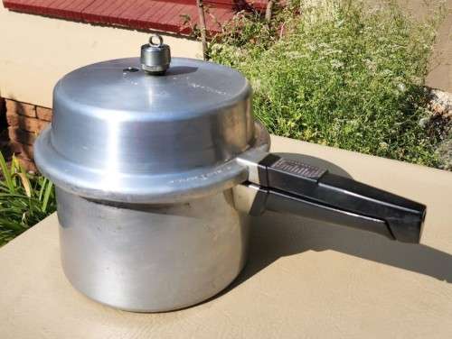 PRESTIGE HI DOME 1980S ALUMINIUM PRESSURE COOKER 7L